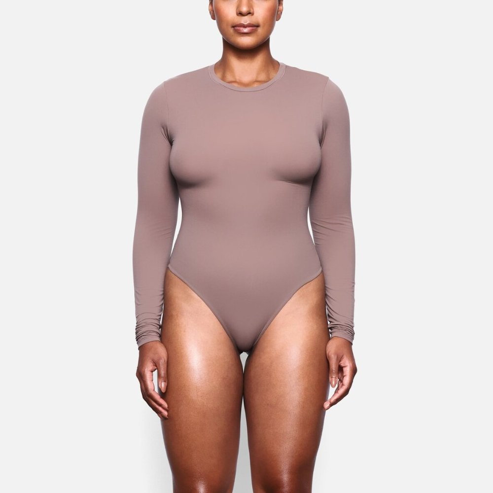 SKIMS FITS EVERYBODY LONG SLEEVE CREW NECK BODYSUIT